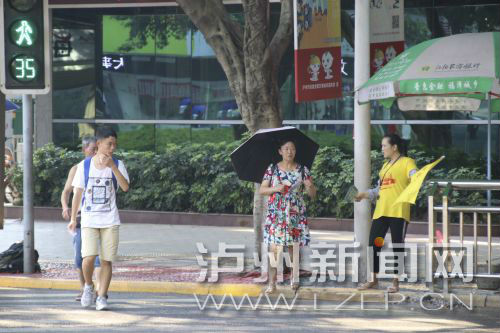 絕大多數(shù)市民都做到了自覺禮讓斑馬線，不橫穿馬路，不翻越欄桿，做到車讓人、人讓車2.JPG