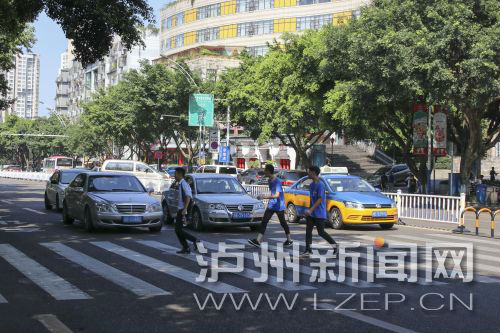 四川警察學院前的斑馬線沒有紅綠燈，但過往車輛見到有行人過斑馬線都會禮讓行人